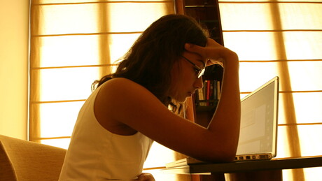 Trabalhadoras passam horas vendo conteúdo abusivo para treinar IA na Índia, diz jornal