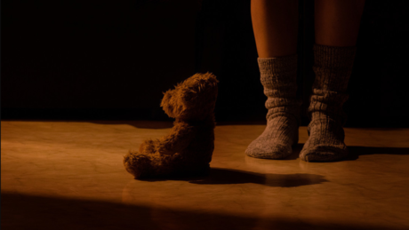 Dez homens são acusados de abusos sexuais contra criança de 5 anos na França