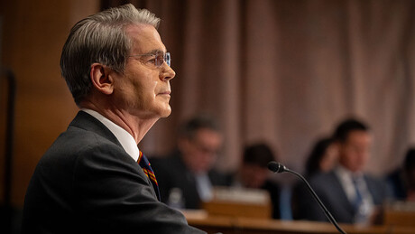 Chefe do Tesouro dos EUA admite ter ajudado a provocar protestos no Irã