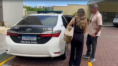 Polícia prende influencer argentina ré por injúria racial contra funcionários de bar no Rio