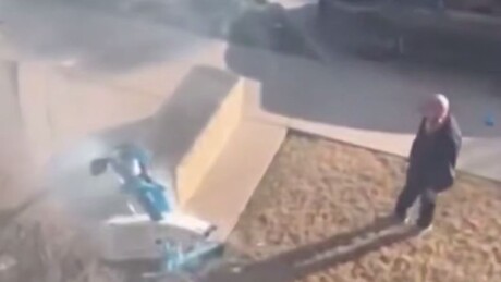 VÍDEO: Confira momento em que drone da Amazon colide com prédio residencial