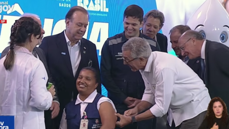 VÍDEO: Funcionária da Saúde é primeira brasileira a receber vacina 100% nacional contra a dengue