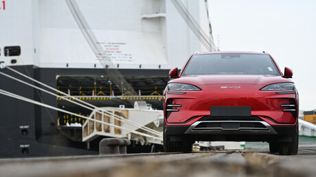 Gigante chinesa de carros elétricos revida contra os Estados Unidos em guerra tarifária