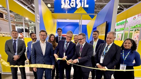 Embaixador do Brasil abre estande brasileiro na maior feira de produtos alimentícios da Rússia