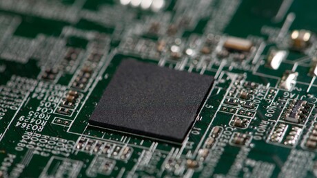 Irã cria chip de inteligência artificial que aprende sozinho, sem internet