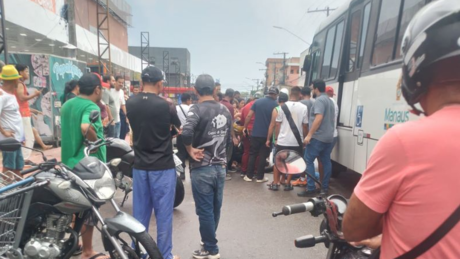VÍDEO: Motoqueiro é esmagado por ônibus em Manaus