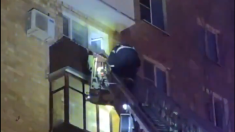 VÍDEO: Moradores são resgatados de incêndio em edifício no centro de Moscou