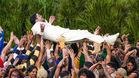 Protesto ou negócio? Show de Bad Bunny no Super Bowl divide mundo e vira campo de batalha cultural