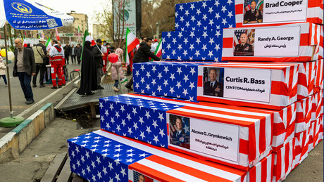 FOTOS: Caixões simbólicos de líderes militares dos EUA são exibidos em Teerã