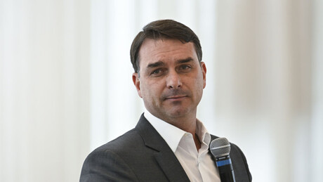 Flávio Bolsonaro chama Lula de 'Opala velhão' e reafirma confiança em Tarcísio para as eleições