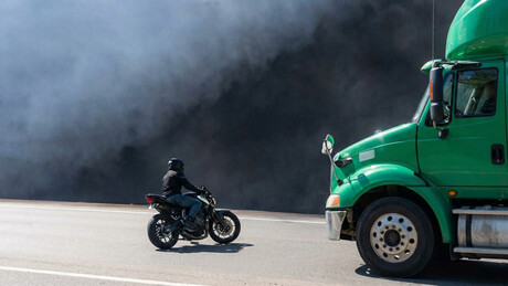 IMAGENS FORTES: Jovem motociclista morre ao bater de frente com caminhão