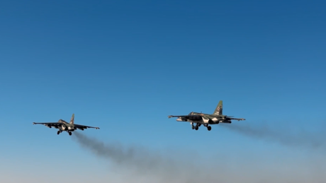 VÍDEO: A incrível precisão de 2 caças russos Su-25 contra posições ucranianas