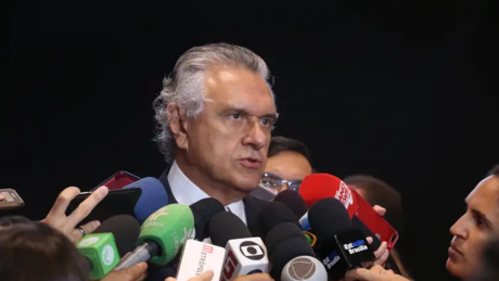 Governador de Goiás cancela agenda e anuncia viagem à Itumbiara após secretário matar filhos e tirar a vida
