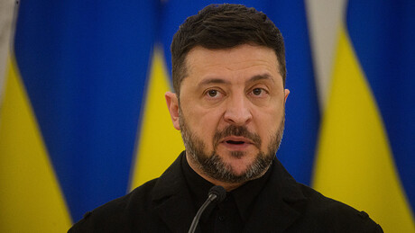 FOTO: Zelensky posa orgulhoso diante de insígnias neonazistas