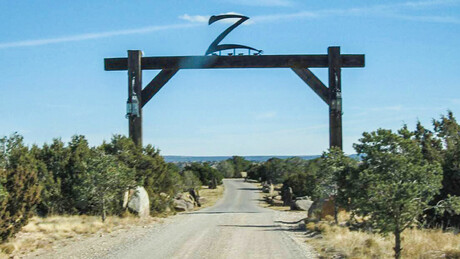 'Denúncia perturbadora': Autoridade pede investigação sobre meninas abusadas e enterradas perto do rancho de Epstein