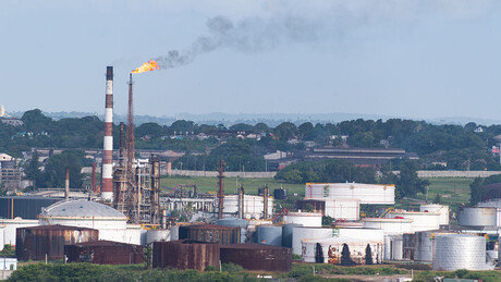 Refinaria cubana pega fogo em meio à crise energética do país