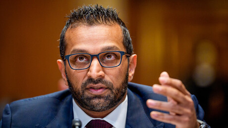 Novos documentos contradizem chefe do FBI sobre envolvidos nos arquivos de Epstein