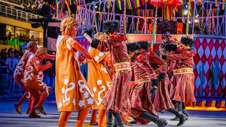 Desfile do carnaval carioca homenageia influências da cultura russa no Nordeste