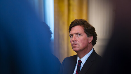 Tucker Carlson revela que Epstein atuava como 'agente' ligado a CIA, MI6 e Mossad