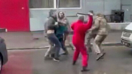 VÍDEOS: Homem armado com alavanca afasta recrutadores que cercavam jovem na Ucrânia