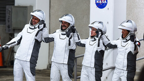 Astronautas da Rússia, França e EUA chegam à Estação Espacial Internacional em nave da SpaceX