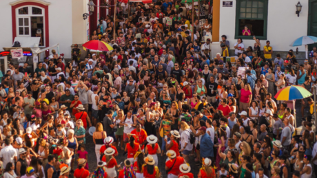 'Ô abre alas que eu quero passar': Motorista desce do ônibus e se junta à foliões em São João del-Rei
