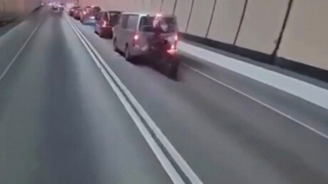 VÍDEO: Motociclista faz pouso 'cinematográfico' após acidente