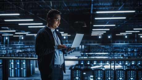 Homem em um data center