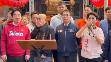 VÍDEO: Líder taiwanês recebe jato de vômito durante celebração