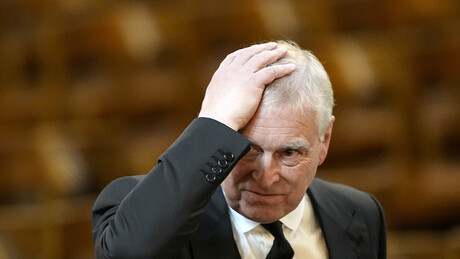 Ex-príncipe Andrew deixa delegacia após ser preso