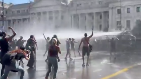 VÍDEOS: Polícia argentina reprime ato contra reforma trabalhista no Congresso