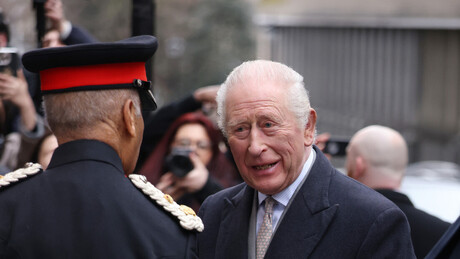 VÍDEO: Rei Charles III é recebido com gritos e vaias em sua primeira aparição após prisão do irmão