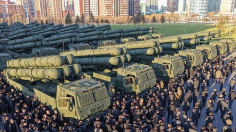 VÍDEO: Kim Jong-un opera lançador de foguetes móvel