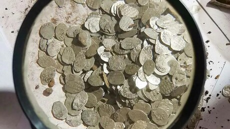 Tesouro com 20 mil moedas antigas é encontrado em palacete histórico de Moscou