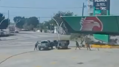 Novo vídeo mostra tiroteio entre membros de cartel e Exército no México