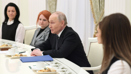 Putin se reúne com viúvas de militares mortos em combate e oferece ajuda para criar 'nossos filhos'