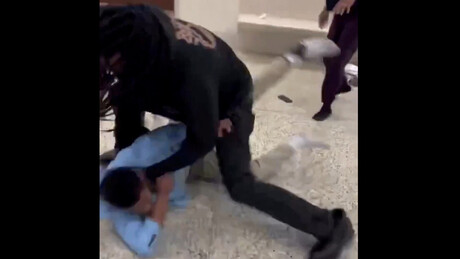 VÍDEO: Pai ataca e espanca suposto assassino de seu filho em pleno tribunal