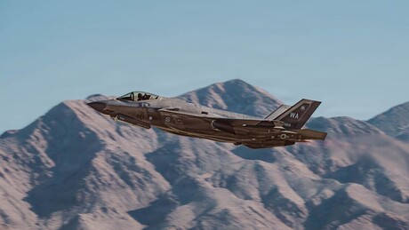 EUA mobilizam mais de 150 aeronaves próximas ao território do Irã