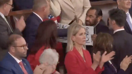 VÍDEO: Congressista democrata que exibiu cartaz durante discurso de Trump é expulso do Capitólio