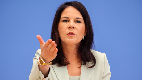 Baerbock é corrigida na TV após afirmar que Groenlândia pertence à UE