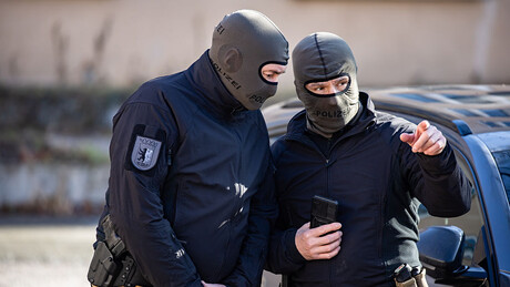 Policiais da Alemanha revistam apartamentos em todo o país para investigar publicações nas redes