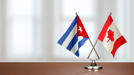 Bandeiras de Cuba e do Canadá.