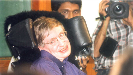 Imprensa internacional divulga foto de Stephen Hawking falsamente associada a Epstein e família do cientista se pronuncia