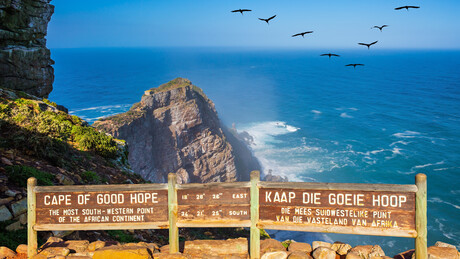 Russo dirige carro soviético de São Petersburgo à África do Sul