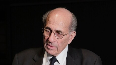 Vencedor de Nobel de Medicina renuncia a cargo de alto escalão devido a ligações com Epstein