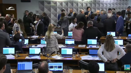 VÍDEO: CPMI do INSS aprova quebra de sigilo de filho de Lula e sessão termina em pancadaria