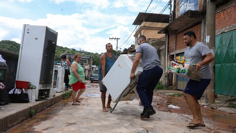 Moradores voltam a áreas sob risco de deslizamentos em Juiz de Fora por medo de saques