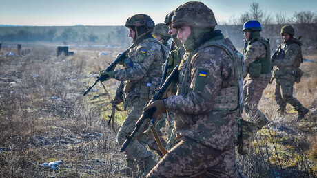 Rússia denuncia tortura de prisioneiros de guerra: 'Gravaram suástica nazista com faca'