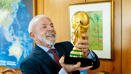 Lula beija a Taça da Copa do Mundo e pede por maiores salários no futebol feminino
