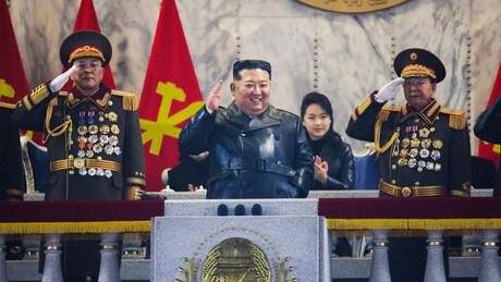 VÍDEO: Soldados coreanos desfilam com bandeira russa em parada militar